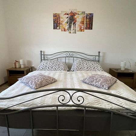 Fullhouse Apartmanhaz Zamardi Luaran gambar