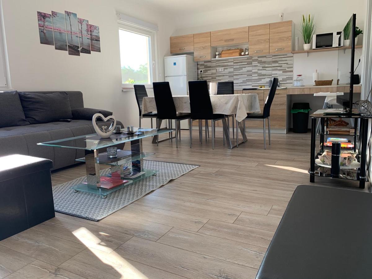 Fullhouse Apartmanhaz Zamardi Luaran gambar