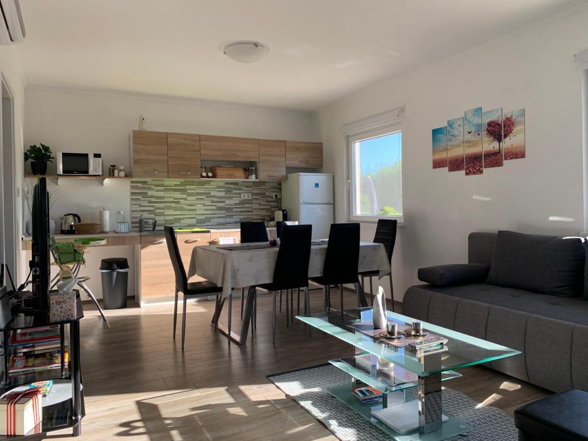 Fullhouse Apartmanhaz Zamardi Luaran gambar
