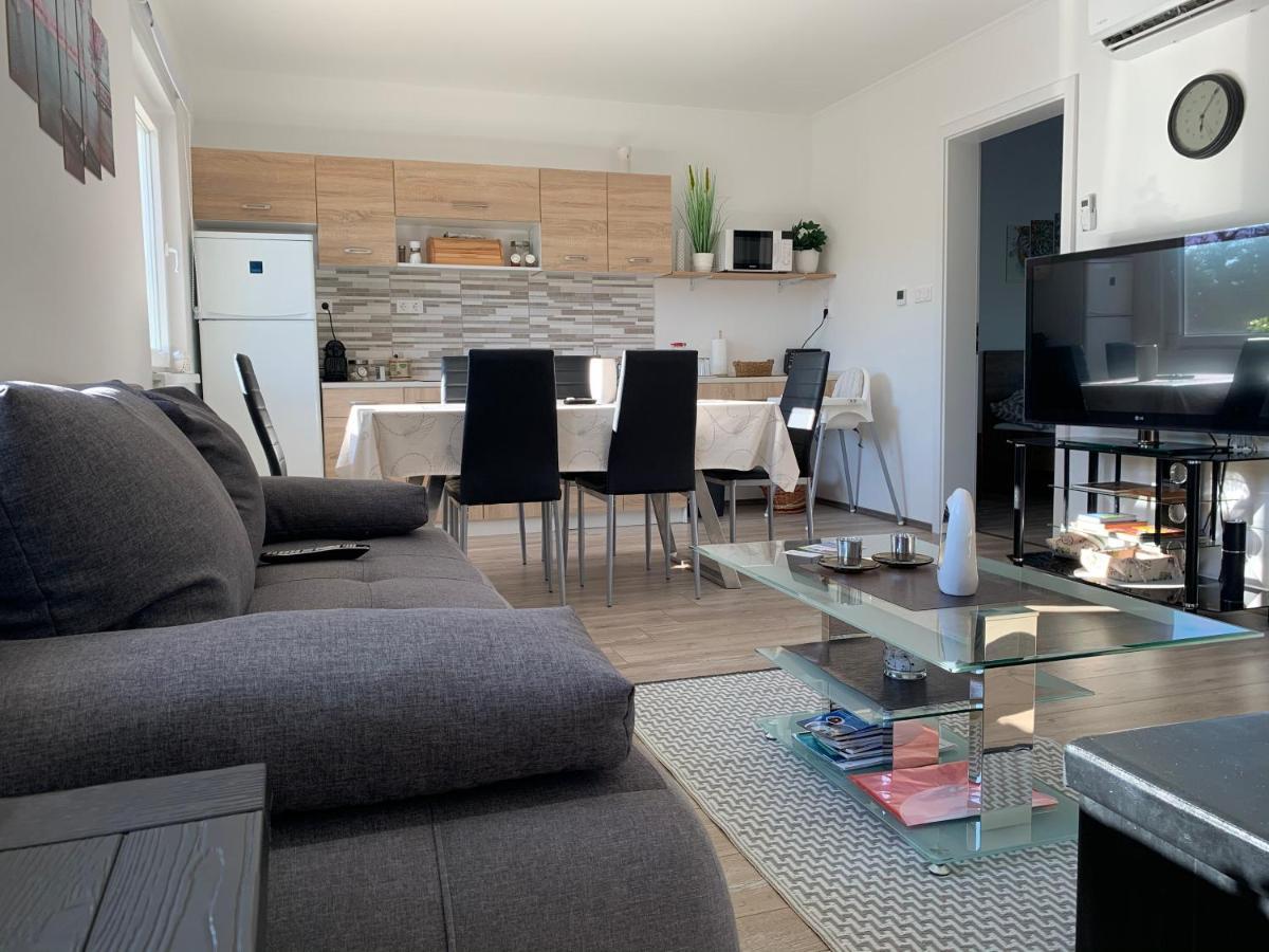 Fullhouse Apartmanhaz Zamardi Luaran gambar