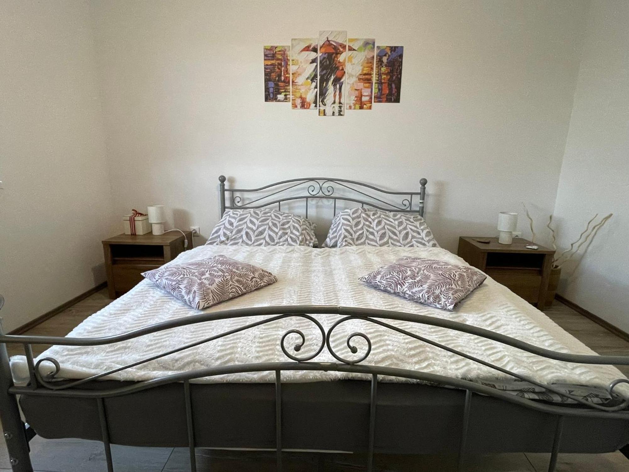 Fullhouse Apartmanhaz Zamardi Luaran gambar