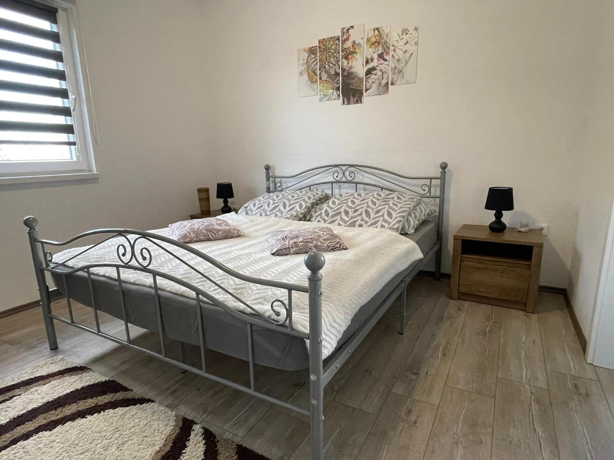 Fullhouse Apartmanhaz Zamardi Luaran gambar