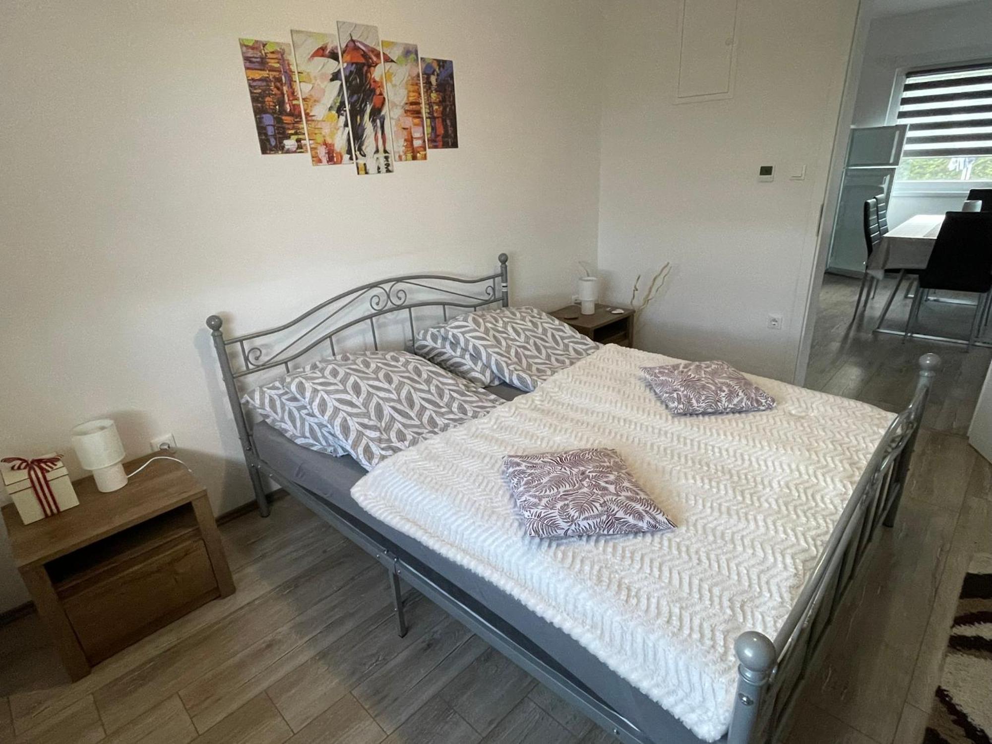 Fullhouse Apartmanhaz Zamardi Luaran gambar