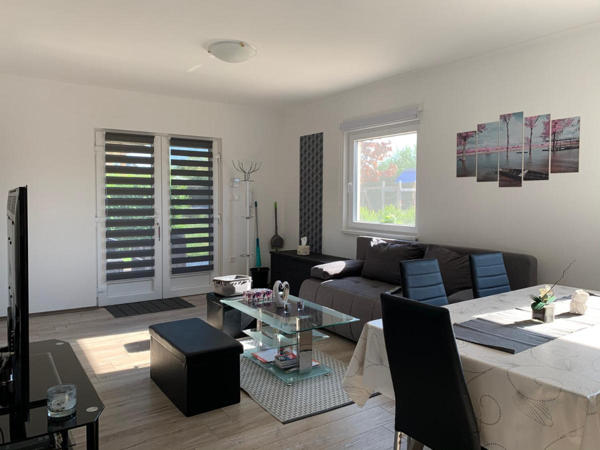 Fullhouse Apartmanhaz Zamardi Luaran gambar