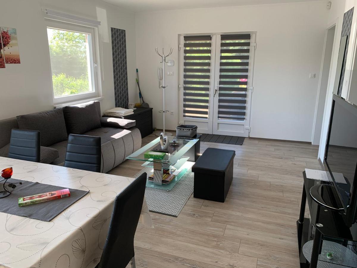 Fullhouse Apartmanhaz Zamardi Luaran gambar